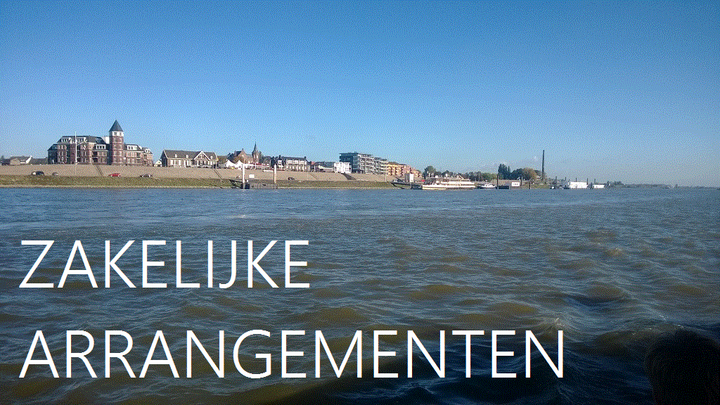 Foto van een rivierlandschap met zicht op gebouwen langs de oever onder een heldere blauwe lucht met de tekst Zakelijke Arrangementen op de voorgrond