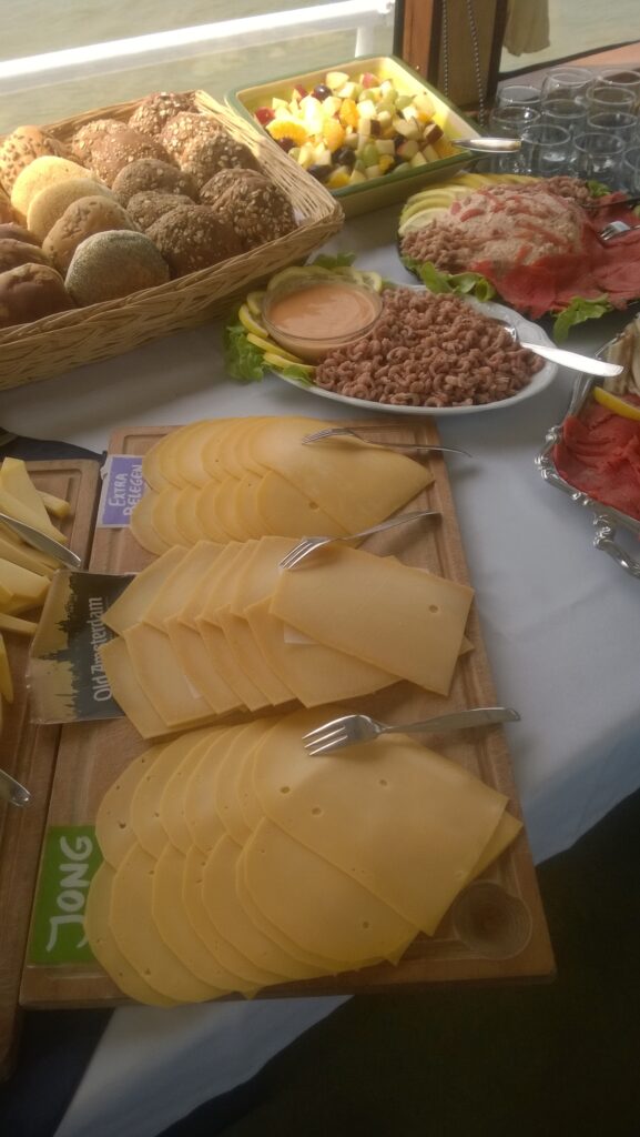 Brunchen op de Rijn; een heerlijk brunchbuffet met luxe broodjes en beleg