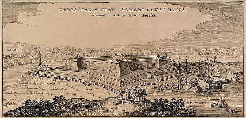 Historische gravure van fort Christina of Nieuw Schenkenschans met hoge bastions aan een rivier zeilschepen aangemeerd op de voorgrond en reizigers met paarden aan de oever